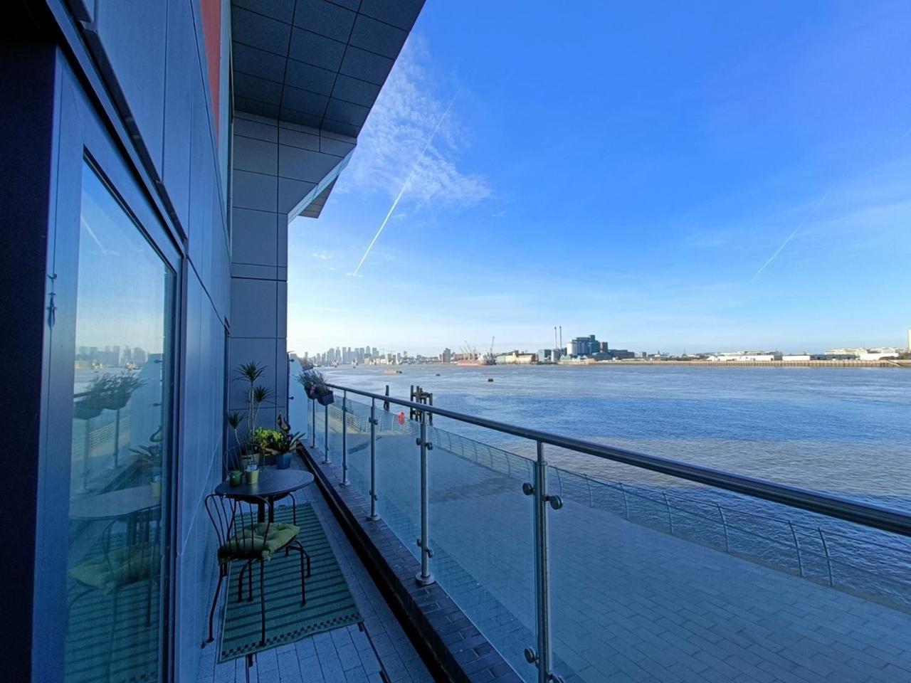 Snuggle Inn - Riverside Apartments - Views Over Looking London River Thames, Close To O2 Arena, London Excel, London City Airport, Thames Clipper- River Boat Service, Woolwich Ferry, Onsite Parking, Twin Room Option Available Exteriér fotografie