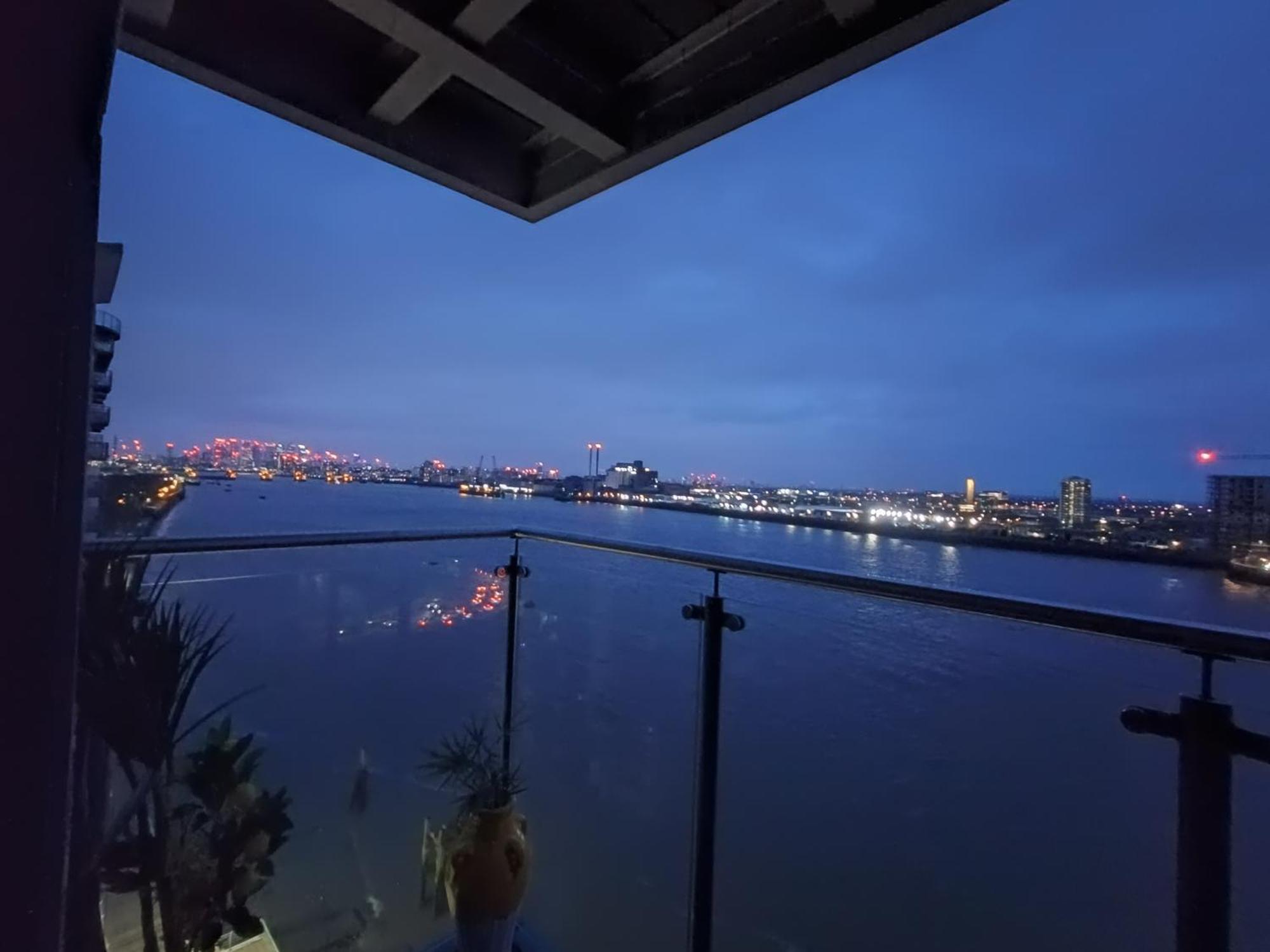 Snuggle Inn - Riverside Apartments - Views Over Looking London River Thames, Close To O2 Arena, London Excel, London City Airport, Thames Clipper- River Boat Service, Woolwich Ferry, Onsite Parking, Twin Room Option Available Exteriér fotografie