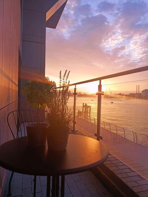 Snuggle Inn - Riverside Apartments - Views Over Looking London River Thames, Close To O2 Arena, London Excel, London City Airport, Thames Clipper- River Boat Service, Woolwich Ferry, Onsite Parking, Twin Room Option Available Exteriér fotografie